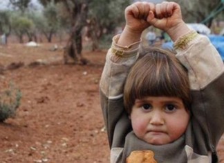Sobre a menina síria que se rende ao confundir câmera fotográfica com uma arma