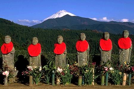 contioutra.com - A belíssima simbologia por trás das estátuas japonesas vestidas com boinas, coletes e cachecóis vermelhos