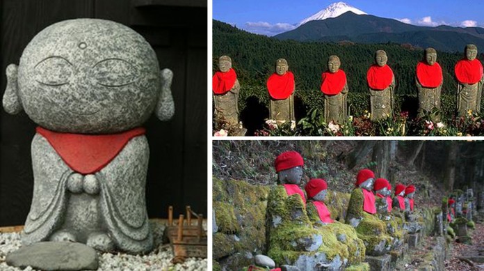 A belíssima simbologia por trás das estátuas japonesas vestidas com boinas, coletes e cachecóis vermelhos