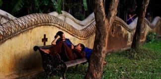 O amor ao redor do mundo em 30 fotografias de Steve McCurry