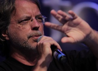 Mia Couto fala de quando se “auto-batizou” Mia por viver em “promiscuidade existencial” com os gatos”