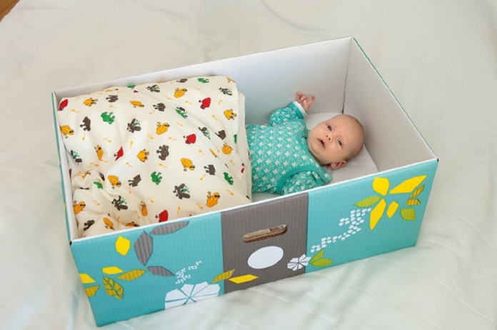 Recém-nascidos dormem em caixas de papelão, na Finlândia – conheça a beleza e o simbolismo dessa prática