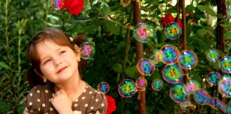 A menina que adorava contar histórias