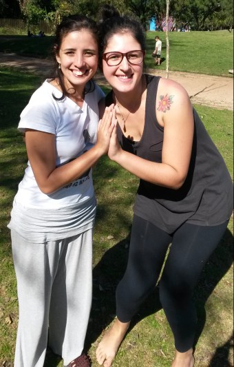 contioutra.com - Jovem faz de dificuldade um ‘trampolim’ e cria encontro de yoga todo domingo no parque