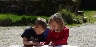 Documentário mostra famílias que escolheram não matricular crianças na escola