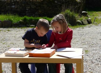 Documentário mostra famílias que escolheram não matricular crianças na escola