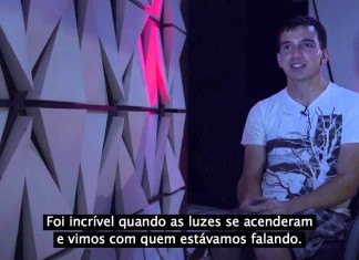 6 pessoas ficam amigas na escuridão. Quando as luzes se acendem, todas ficam chocadas