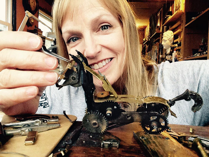contioutra.com - Artista transforma sucata de metal em fantásticas esculturas em miniatura