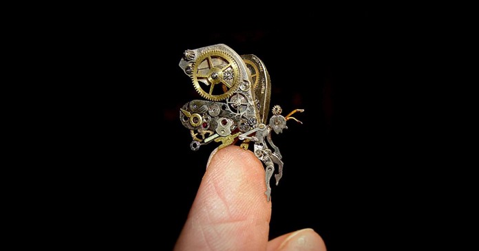 Artista transforma sucata de metal em fantásticas esculturas em miniatura