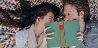 Quem lê livros não só é mais inteligente como também é o melhor tipo de pessoa para se apaixonar