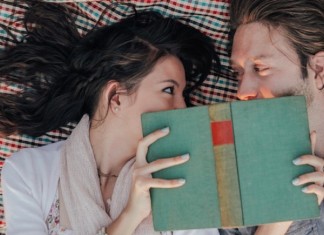 Quem lê livros não só é mais inteligente como também é o melhor tipo de pessoa para se apaixonar