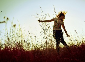 Tom Jobim estava errado: é possível ser feliz sozinho, diz estudo
