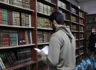 Amor pelos livros: sírios constroem biblioteca subterrânea para proteger os livros da guerra
