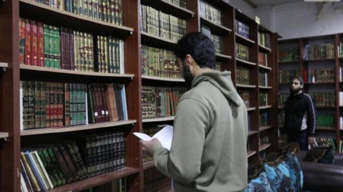 Amor pelos livros: sírios constroem biblioteca subterrânea para proteger os livros da guerra