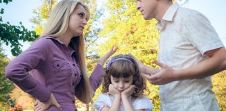 Pais devem aprender a não expor as crianças às brigas de casal, alerta psicóloga