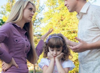 Pais devem aprender a não expor as crianças às brigas de casal, alerta psicóloga