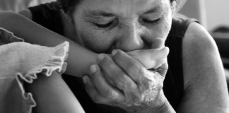 Mundo que me faz sorrir com lágrimas nos olhos.