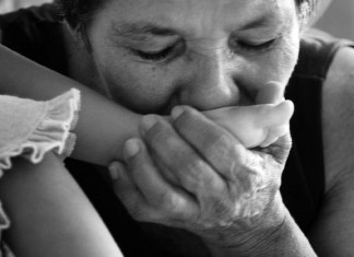 Mundo que me faz sorrir com lágrimas nos olhos.