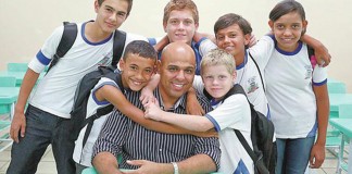 Professor assume escola dominada por traficantes e em dois anos a transforma em referência premiada