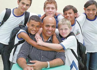 Professor assume escola dominada por traficantes e em dois anos a transforma em referência premiada