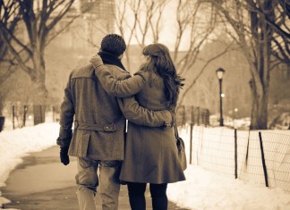 Felicidade é uma promessa que só se paga adiantado.