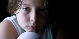 10 maneiras terríveis pelas quais pais estão machucando filhos