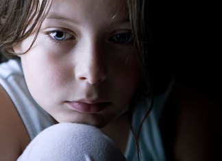 10 maneiras terríveis pelas quais pais estão machucando filhos