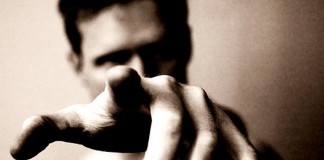 Donos da verdade são tão distraídos! Mal percebem não passar de uma mentira.