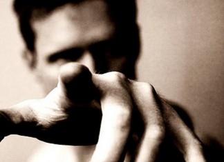 Donos da verdade são tão distraídos! Mal percebem não passar de uma mentira.