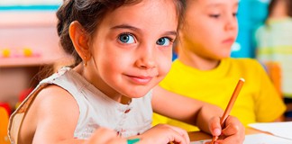 Falta de escrever à mão pode prejudicar desenvolvimento cerebral de crianças