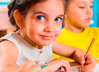 Falta de escrever à mão pode prejudicar desenvolvimento cerebral de crianças