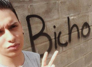 Universitário tem o muro pichado com xingamento, mas dá resposta vitoriosa