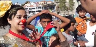 Palhaços devolvem sorrisos a crianças refugiadas na Grécia