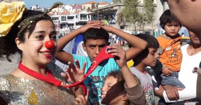 Palhaços devolvem sorrisos a crianças refugiadas na Grécia