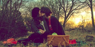 O amor mora entre o tempo de chegar e a hora de partir. Bem ao lado vive a saudade.