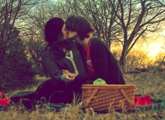 O amor mora entre o tempo de chegar e a hora de partir. Bem ao lado vive a saudade.