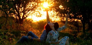 O amor é a alma-gêmea da saudade. Quem leva um ganha o outro.