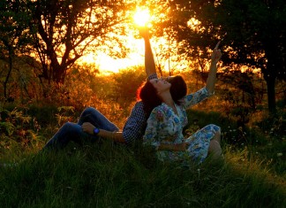 O amor é a alma-gêmea da saudade. Quem leva um ganha o outro.