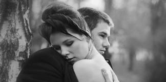 Tenho saudades da carícia dos teus braços- Florbela Espanca