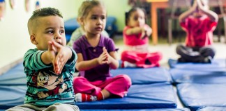 Creche municipal de SP tem aula de ioga e massagem para bebês