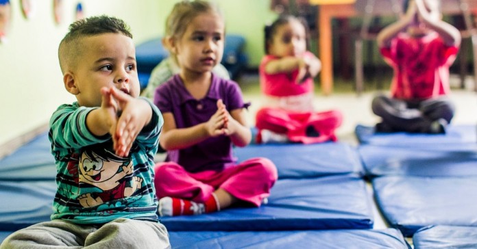 Creche municipal de SP tem aula de ioga e massagem para bebês