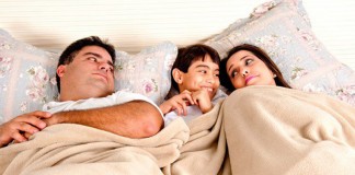 Crianças na cama dos pais Crianças na cama dos pais