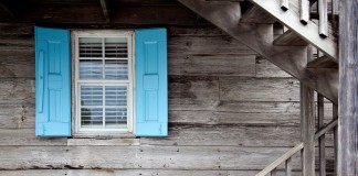 Não sei se pulo a janela ou se saio pela porta dos fundos. Não sei se pulo a janela ou se saio pela porta dos fundos.