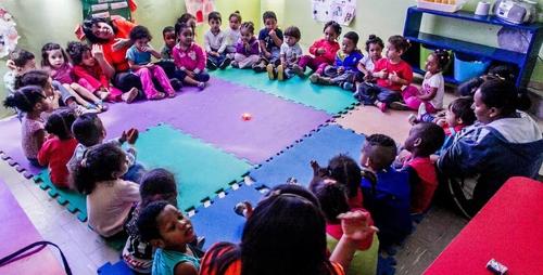 contioutra.com - Creche municipal de SP tem aula de ioga e massagem para bebês