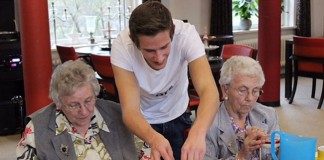Asilo oferece moradia de graça para estudantes que passam tempo com os idosos do local
