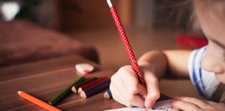 No perfume da educação; Escola é essencial, mas não substitui a essência dos pais.