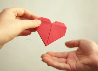 Difícil não é dar o que temos, mas doar o que somos