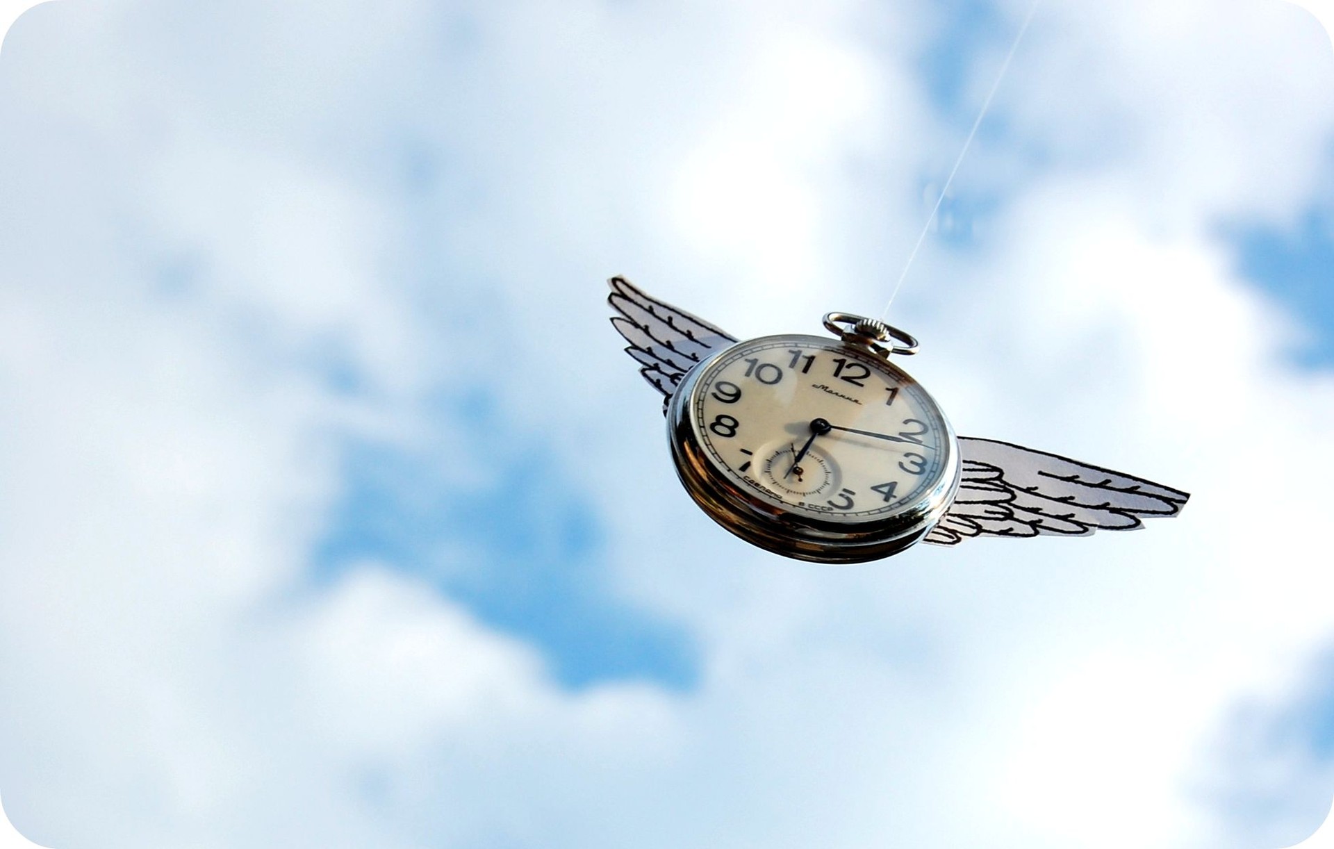 Про быстро летящее время. Часы летят. Часы в воздухе. Часы улетают. Летающие часы.