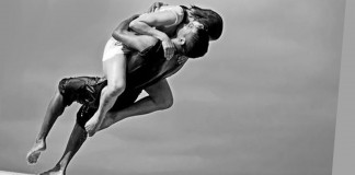 Duas orações unidas por um parágrafo no centro do mundo