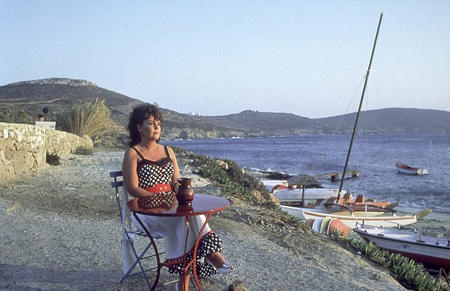 Quality: 2nd Generation. Programme Name: Shirley Valentine Pictured: Pauline Collins To find out more about this programme: please see the Programme Information or Schedules folder. For further information: please contact the Living Press Office on 020 7299 5365 or 020 7299 5079